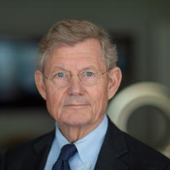 Jacob Wallenberg säger i en intervju med Ekonomikanalen att näringslivet ser framför sig att en större del av godstransporterna kommer att flyttas över till järnvägen, och att det därför är allvarligt att investeringarna i spår och kontaktledningar inte håller jämna steg. Pressbild: Svenskt Näringsliv