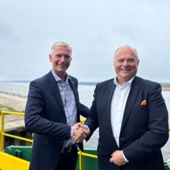 Fredrik Hermansson, VD på Greencarrier Liner Agency Sweden, och Göran Söderdahl, Global Senior Commercial Manager på Wallenius Marine. Foto: Wallenius