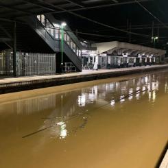Kanal? flod? nej järnvägen West Coast Main Line i södra England. Foto: Network Rail