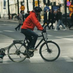 Årets mobilitetsstudie visar en ökning av användningen av eldrivna fordon som elbilar, elsparkcyklar och elcyklar, men tillväxten sker i en långsammare takt jämfört med tidigare års studier. Foto: Tushar Mahajan/Unsplash