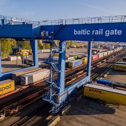 Besvikelse bland anhängarna av Rail Baltica. Kostnaderna skenar, tidsplanen är överspelad – men kriget i Ukraina ger det historiska projektet med en europeisk nord-sydlig järnvägsförbindelse genom Baltikum ny fart. Foto: Kombiverkehr AG