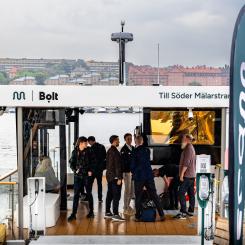 För att möjliggöra kunna bemanna färjor enbart med operatörer från ett ROC krävs en tillförlitlig uppkoppling av kameror och annan teknik via 5G både ombord och på land, vilket gör att operatören kan observera omgivningen i realtid. Tester, som har anmälts till och behandlats av Transportstyrelsen, pågår nu under sommaren i ett gemensamt projekt med RISE och DNV. Foto: Zeam